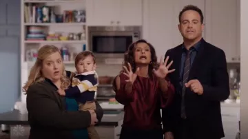 Ramy Brook Adena Haut de Satin porté par Emet (Sarayu Bleu) comme on le voit dans je me sens Mal S01E09