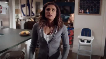 T by Alexander Wang Skinny Ribbed Layered Fitted Cardigan usado por Emet (Sarayu Blue) como se ve en I Feel Bad S01E09