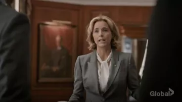 Alexander McQueen Blazer gris a medida usado por Elizabeth McCord (Téa Leoni) como se ve en Madam Secretary S05E02