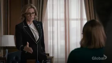 Giorgio Armani Ruffled Button Back Tuxedo Blouse, Off White usado por Elizabeth McCord (Téa Leoni) como se ve en Madam Secretary S05E02