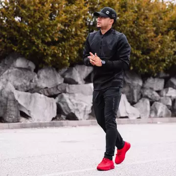 The running shoes Under Armour HOVR Phantom red Memphis Depay on his account Instagram @memphisdepay