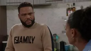 Le pull Family Fendi de Andre 'Dre' Johnson (Anthony Anderson) dans Black-ish S05E06