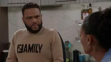 Fendi Famille Chandail porté par Andre "Dre' Johnson (Anthony Anderson) comme vu dans Black-ish S05E06