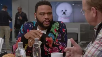 Gucci d '"Angry Cat' Cardigan porté par Andre "Dre' Johnson (Anthony Anderson) comme vu dans Black-ish S05E06