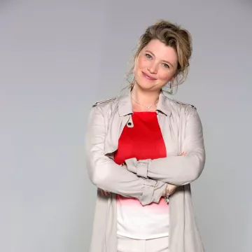 El suéter rojo de Cécile Bois en una foto promocional de Candice Renoir