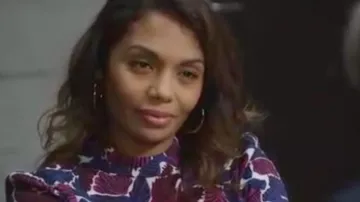 The Blouse ecru with printed foliage of Carole Leconte (Lina Sogoyou) in Plus belle la vie (S15E3675)