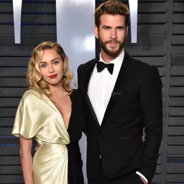 La robe noire et dorée portée par Miley Cyrus dans lors des 2018 Vanity Fair Oscar Party in Los Angeles