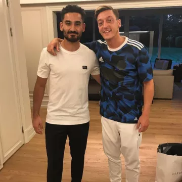 La camiseta de Adidas usada por Mesut Özil en su cuenta de Instagram @m10_official