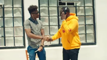 Headphones black Beats by Dre of Vegedream in her video clip This is my year