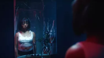 Las bragas de cintura alta de Calvin Klein de Shay en su clip Jolie