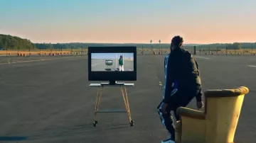 Sneakers Nike Lefa in her video clip I teleport feat. Dadju, S. Pri Noir