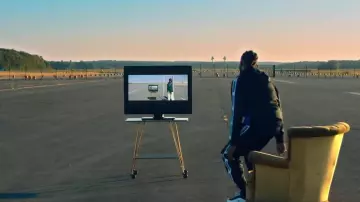 Sneakers Nike Lefa in her video clip I teleport feat. Dadju, S. Pri Noir