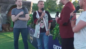 Le t-shirt style maillot de baseball Dolce&Gabbana porté par Squeezie dans la vidéo GOTAGA SHOW BARRIERE ► COMPLET - 2018