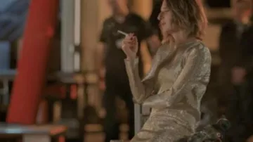 La robe métallique de Andréa Martel (Camille Cottin) dans Dix Pour Cent S02E06