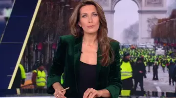 The green velvet blazer worn by Anne-Claire Coudray in the 8 p.m. news on TF1 on 02.12.2018