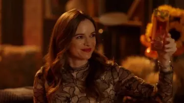 Le top à motif floral et dentelles Wayf de Caitlin Snow (Danielle Panabaker) dans Flash S05E07