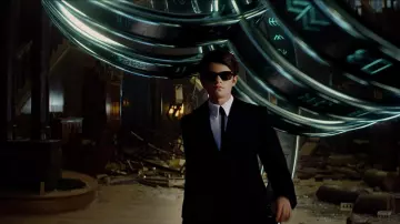 La cravate fine noire portée par Artemis Fowl II (Ferdia Shaw) dans Artemis Fowl