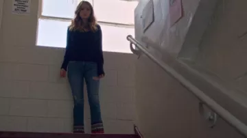 Anthropologie Pilcro Mid-Rise Bootcut Recadrée Jeans usés par Patty Bladell (Debby Ryan) en Insatiable S01E06
