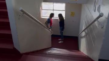 El par de Vans Classic Slip-On blancas usadas por Patty Bladell (Debby Ryan) en Insaciable S01E06