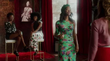 La robe verte à fleurs Etro portée par Monica Colby (Wakeema Hollis) dans Dynastie S02E07