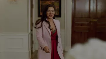 The coat pink wool Dolce&Gabbana worn by Crystal Jennings (Ana Brenda Contreras) in Dynasty S02E07