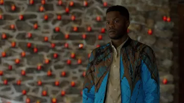 la chaqueta bomber azul Dries Van Noten usada por Jeff Colby (Sam Adegoke) en Dynasty S02E07