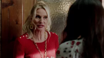 Le pull rouge Balmain porté par Alexis Carrington (Nicollette Sheridan) dans Dynastie S02E07