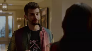 Le blouson bomber Saint Laurent porté par Sam Jones (Rafael de la Fuente) dans Dynastie S02E07