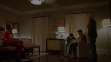 Le pantalon écossais Urban Outfitters porté par Kirby Anders (Maddison Brown) dans Dynastie S02E07