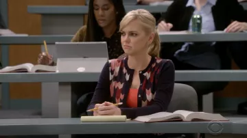 Ann Taylor Ann Chevron Cardigan porté par Christy (Anna Faris) comme on le voit dans Maman S06E09