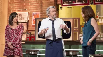 The navy blue apron worn by Alain Chabat in the show Burger Quiz