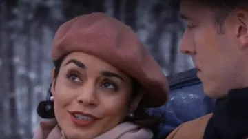 The earrings cultured pearl Stacy De Novo / Lady Margaret (Vanessa Hudgens) in The Princess of Chicago