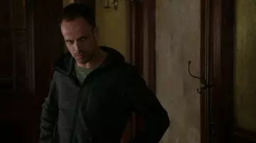 Le sweatshirt à capuche gris Uiqlo de Sherlock Holmes (Jonny Lee Miller) dans Elementary S05E03