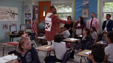 La chemise plaid Off-White portée par Marlon Wayne (Marlon Wayans) dans Marlon S02E09
