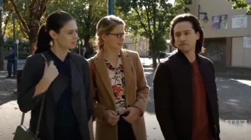 La gabardina gris babaton que lleva Nia Nal (Nicole Maines) en Supergirl S04E08