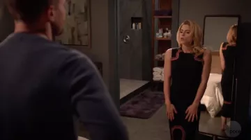 La robe noire 'Lotus" Opening Ceremony portée par Felicity Smoak (Emily Bett Rickards) dans Arrow S07E08