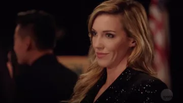 The blazer in velvet sequined Balmain worn by Laurel Lance (Katie Cassidy) in Arrow S07E08