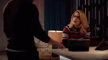 Suéter de Felicity Smoak (Emily Bett Rickards) con yugos y chevrones Topshop en Arrow (S07E08)