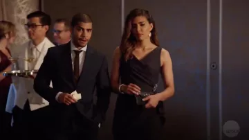 La robe grise Alex Evenings portée par Dinah Drake (Juliana Harkavy) dans Arrow S07E08