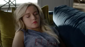 Raquel Allegra T-shirt El Laïque en Nuage de Lavage de Colorant de Cravate porté par Terra Newell (Julia Garner) comme on le voit dans de Sales Jean-S01E02