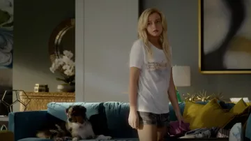 Splendide Camo Court porté par Terra Newell (Julia Garner) comme on le voit dans de Sales Jean-S01E02