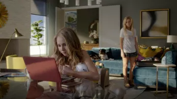 UGG Classic II Mini bottines en daim Beige porté par Terra Newell (Julia Garner) comme on le voit dans de Sales Jean-S01E02