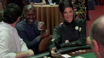 Petar Petrov Veille à pois en satin de soie chemisier noir porté par Kendall Jenner en accord avec les Kardashians S15E15