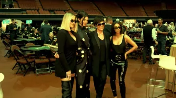 Petar Petrov Hester à pois en satin de soie jambe large pantalon porté par Kendall Jenner en accord avec les Kardashians S15E15