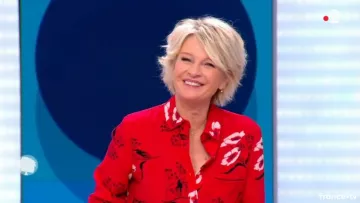 La camisa roja con flores de Sophie Davant en el programa C'est au del 21/11/2018