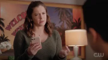 ATM Anthony Thomas Melillo V en Cachemire Pull à Col porté par Rebecca Tas (Rachel Bloom) comme on le voit dans Crazy Ex-petite Amie S04E07