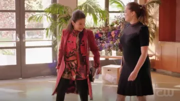 La Kooples Robe Courte porté par Rebecca Tas (Rachel Bloom) comme on le voit dans Crazy Ex-petite Amie S04E07