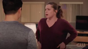 Rag & Bone/JEAN Bevan Col en V de Bourgogne Chandail porté par Rebecca Tas (Rachel Bloom) comme on le voit dans Crazy Ex-petite Amie S04E07