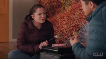 Abercrombie & Fitch Léger doudoune portés par Rebecca Tas (Rachel Bloom) comme on le voit dans Crazy Ex-petite Amie S04E07