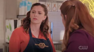 L'équipement Adalyn Blouse en Soie porté par Rebecca Tas (Rachel Bloom) comme on le voit dans Crazy Ex-petite Amie S04E07